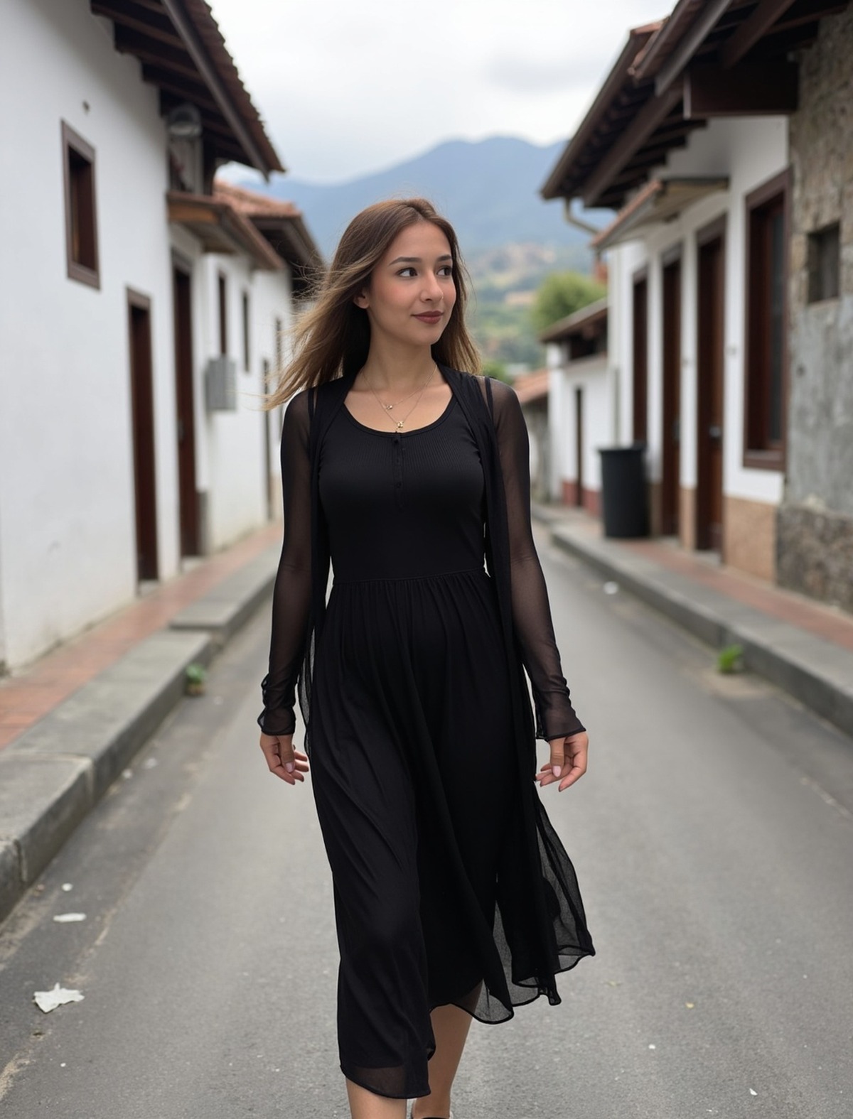 Liz caminando por una calle de Pasto con una pieza de Atelier
